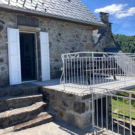 Aux Gardes Aux Pieds Des Montagnes